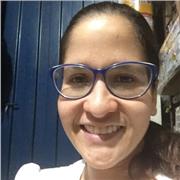 Profesora de inglés imparte clase a niños, niñas y adolescentes de todas los grados académicos